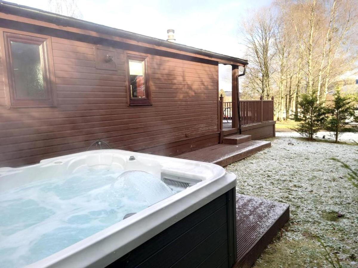 Stunning 4-Bedroom Cabin With Hot Tub In Beattock! Exterior photo