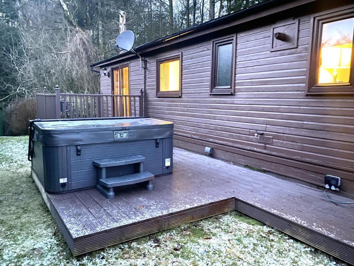 Stunning 4-Bedroom Cabin With Hot Tub In Beattock! Exterior photo